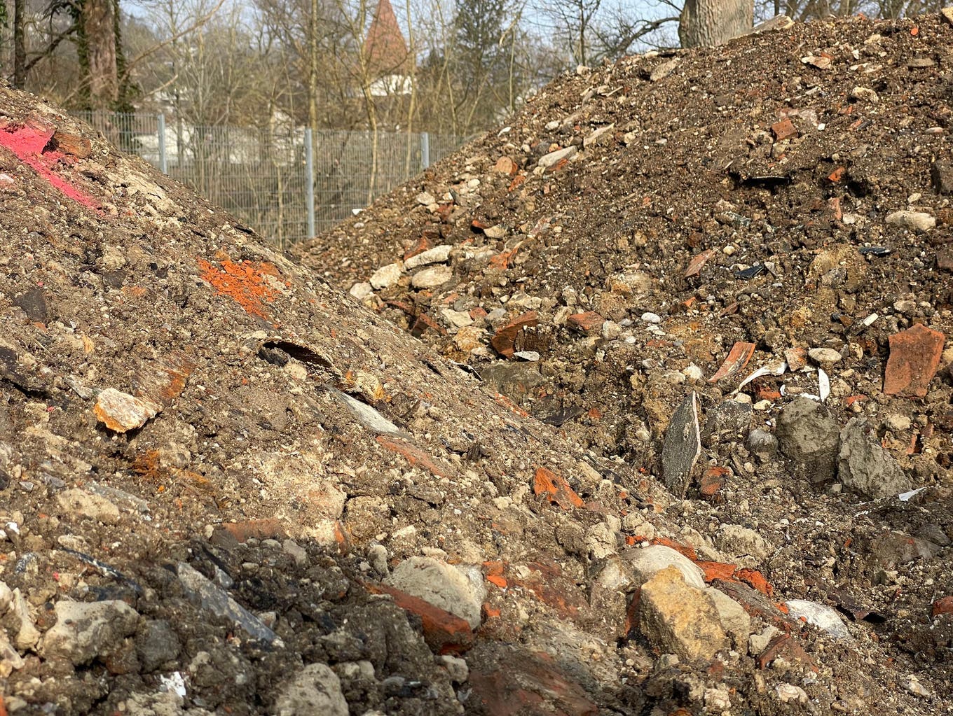 Von aussen sieht man dem Aushub die Belastung nicht an. Vorne Material, das in einer Deponie vom Typ E gelagert werden kann. Der hintere Haufen birgt Sonderabfall.