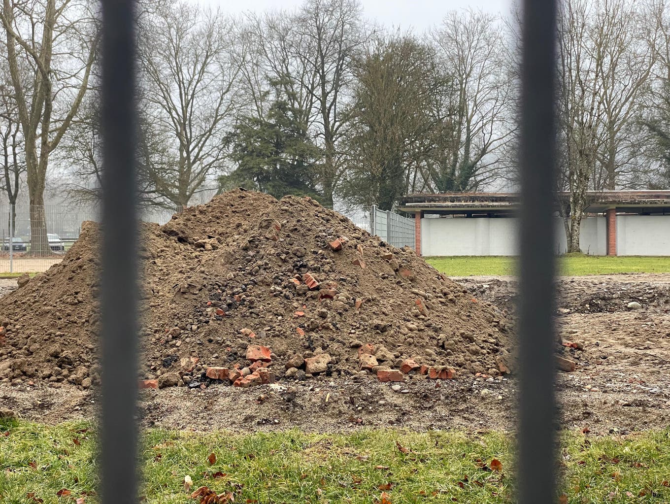 Der Aushub wird periodisch von einer Altlastenfachperson geprüft.