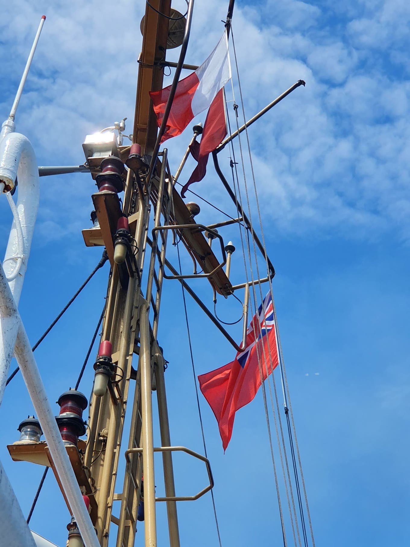Rote Flagge: Gefahrengut an Bord; Rotweiss: Lotse an Bord und der Union Jack im sogenannten «Red Ensign» kennzeichnet, dass das Schiff in einen britischen Hafen einläuft.