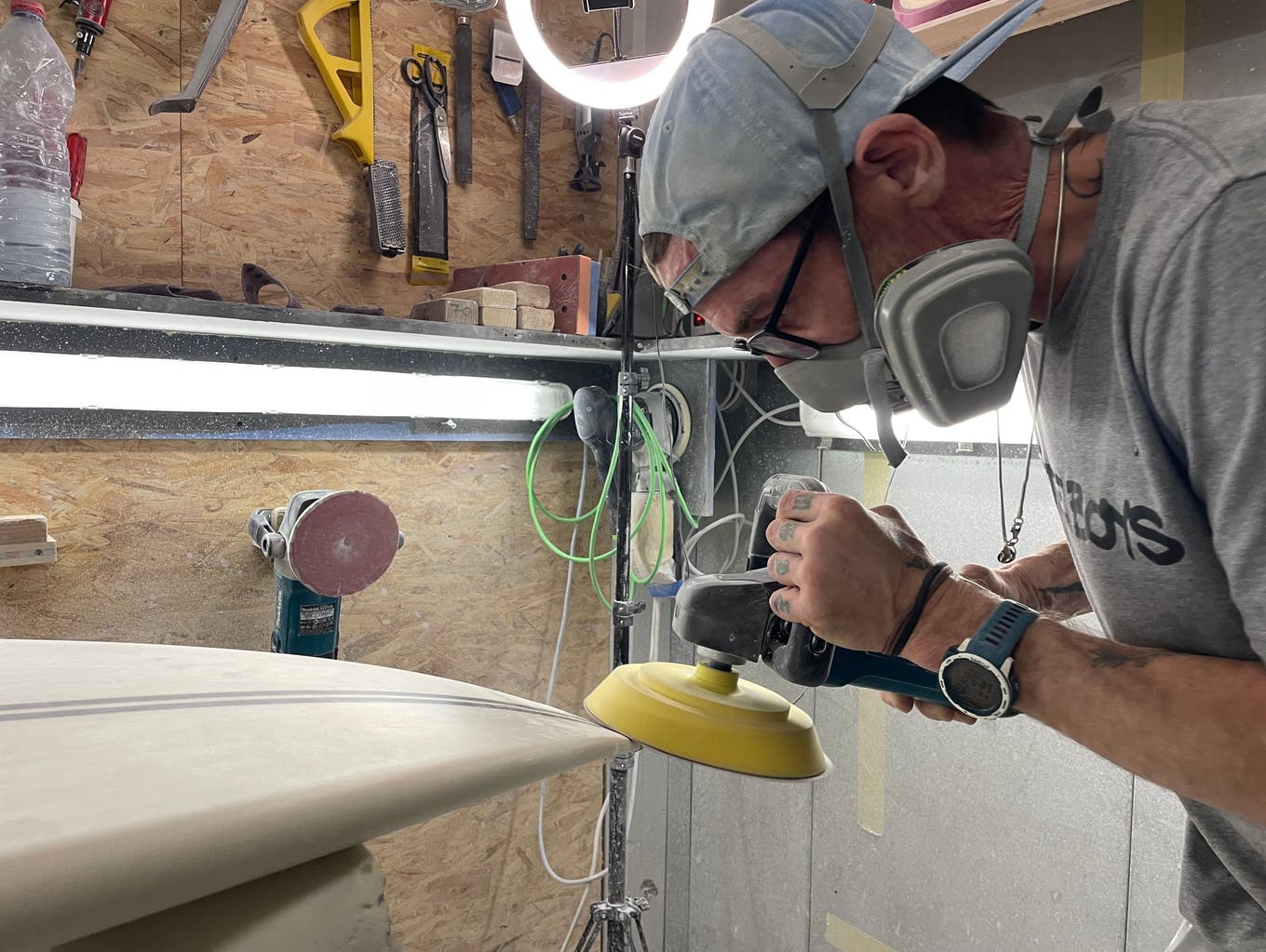 Diesem Surfbrett verpasst der Dingdoc den letzten Schliff.