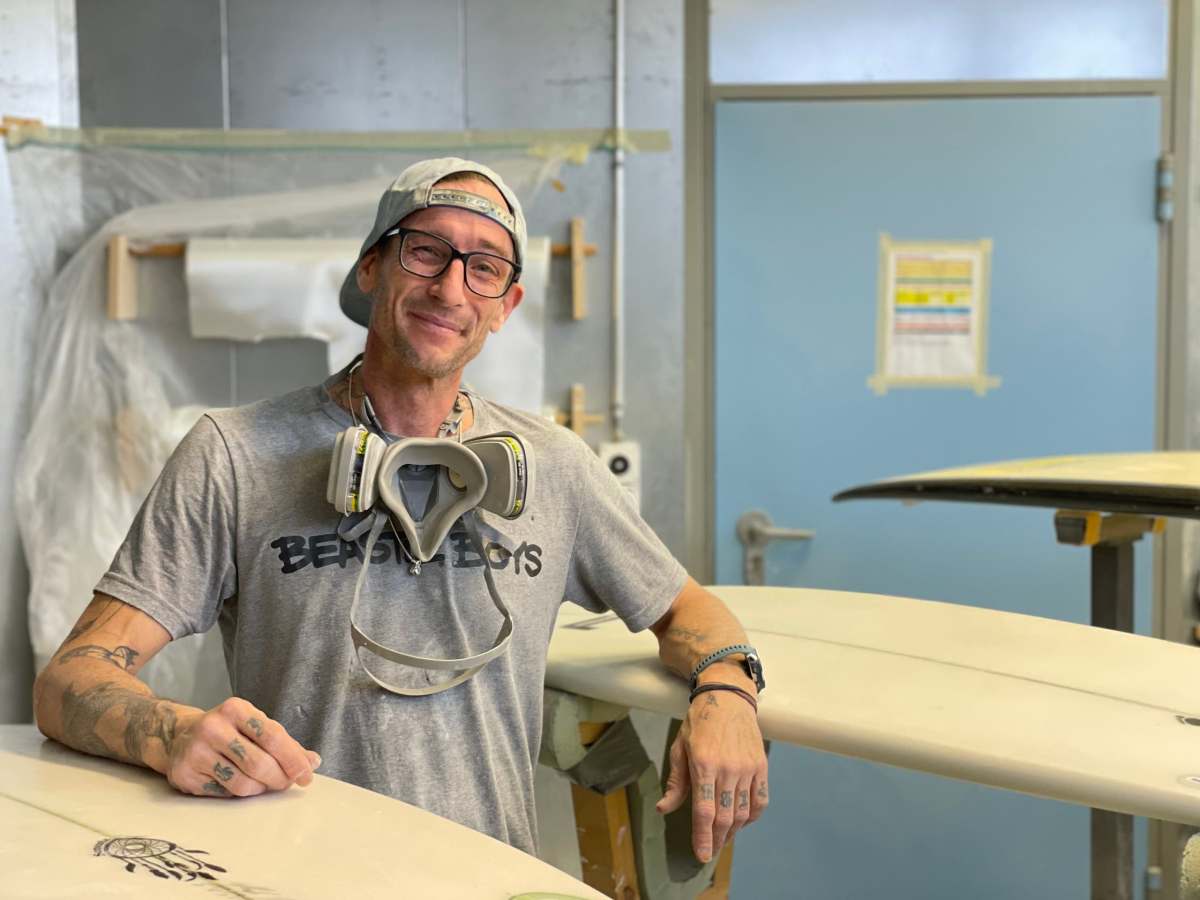 «Das Meer ist imfall in Frankreich»: Warum Claude Hächler im Aargau Surfboards&nbsp;repariert