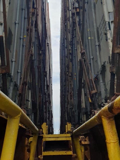 Mitten in einer Schlucht aus Containern auf dem Nordatlantik.