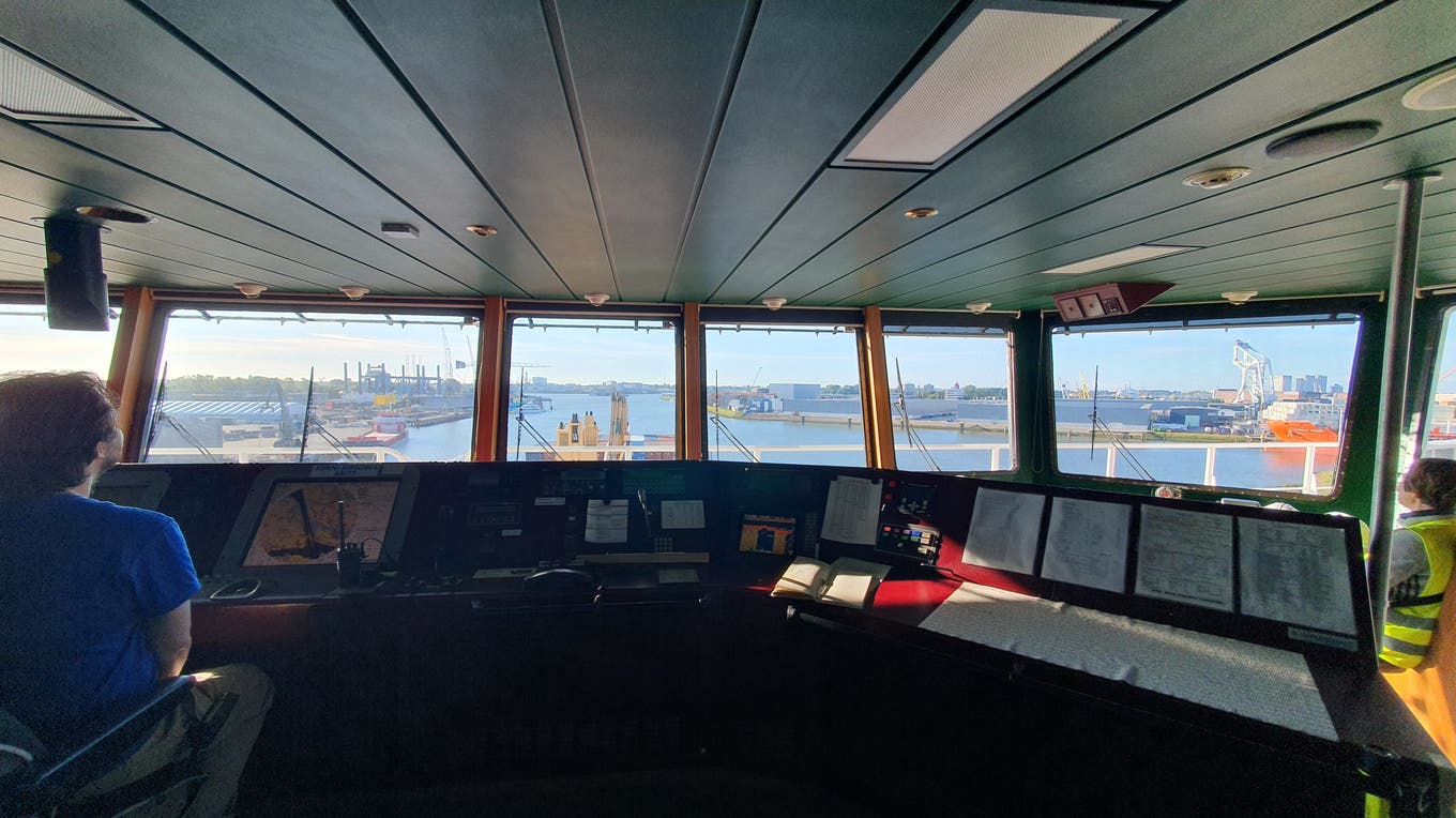 Das grosse Steuerrad auf der Brücke fehlt. Der Kapitän, oder der Hafenlotse bedienen das Schiff mit Joysticks.