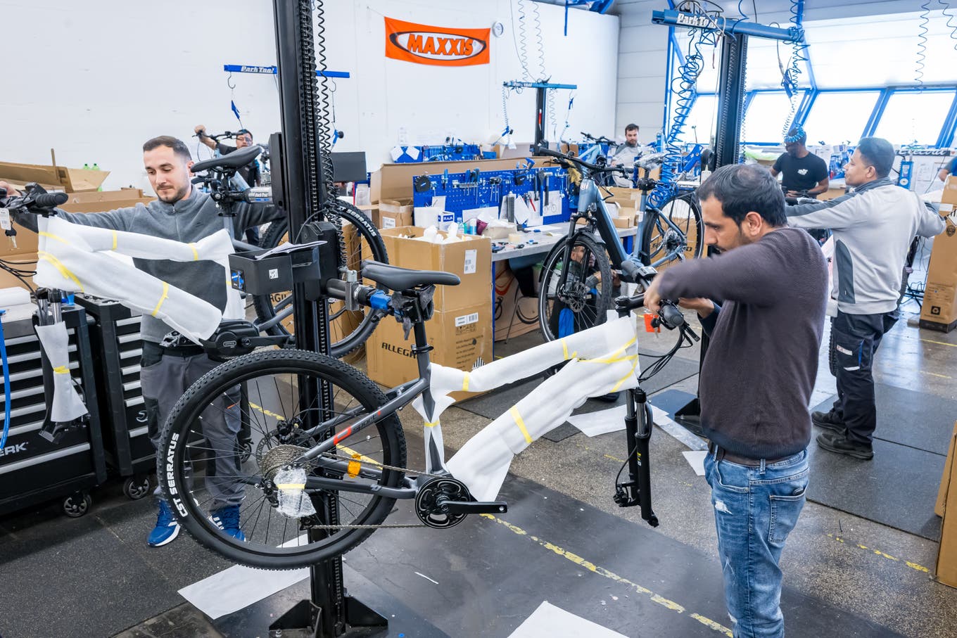 Zwanzig Mitarbeitende montieren die angelieferten Velos. Die Zibatra liefert diese einsatzbereit in speziellen Lastwagen aus.