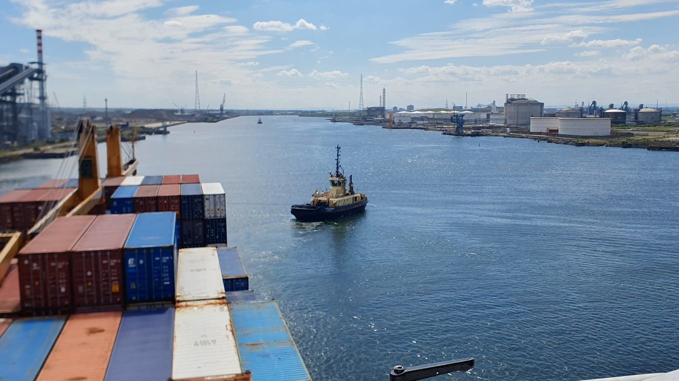 Ein Schleppboot holt die Jonni Ritscher im Hafen von Teesport im Osten Englands ab.