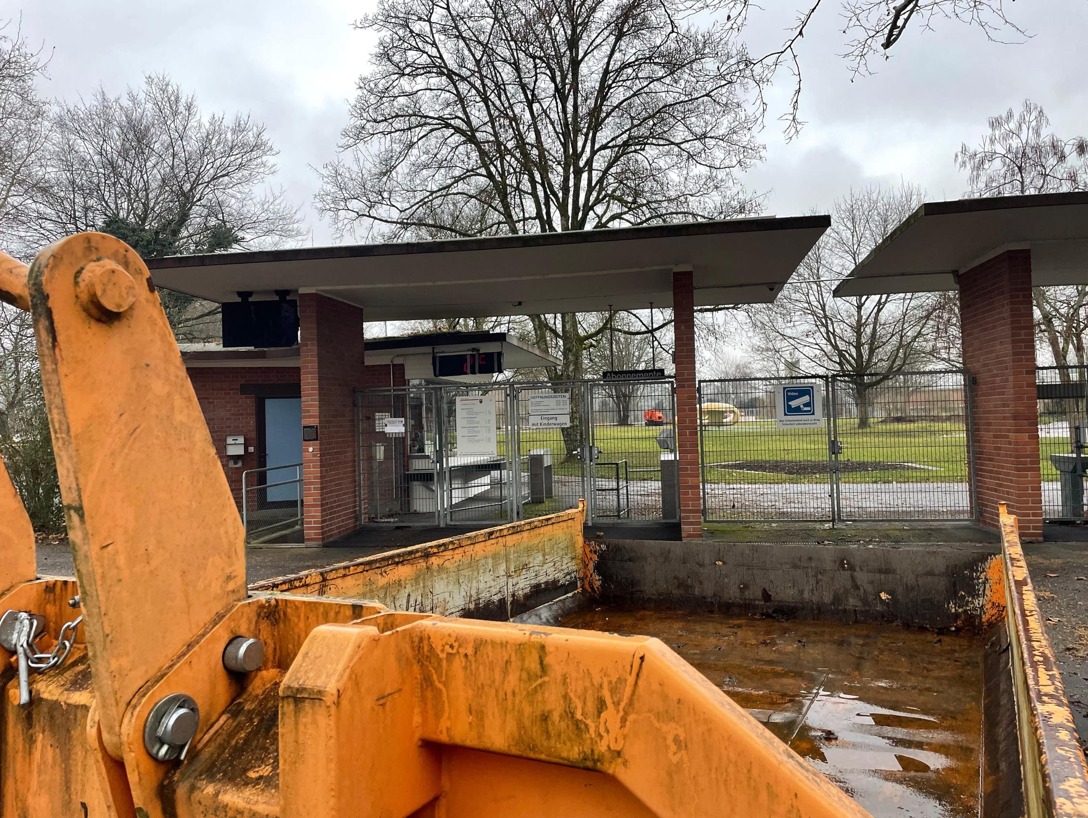 Baumulden vor dem Badi-Eingang: Bei Aushubarbeiten im Schachen kamen Schwermetalle zum Vorschein.