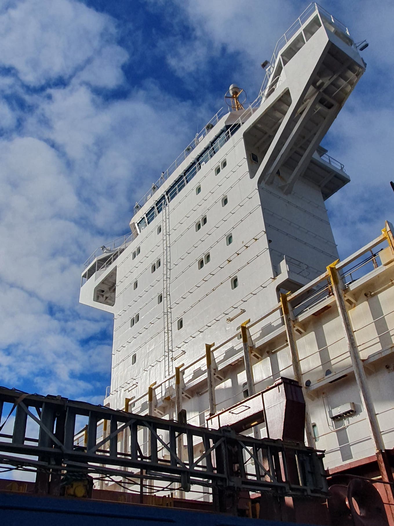Der Schiffsturm – oben die Brücke. Irgendwo darunter die Kabine der Schochs. Sieben Stockwerke über Deck. Lift gibt es keinen.