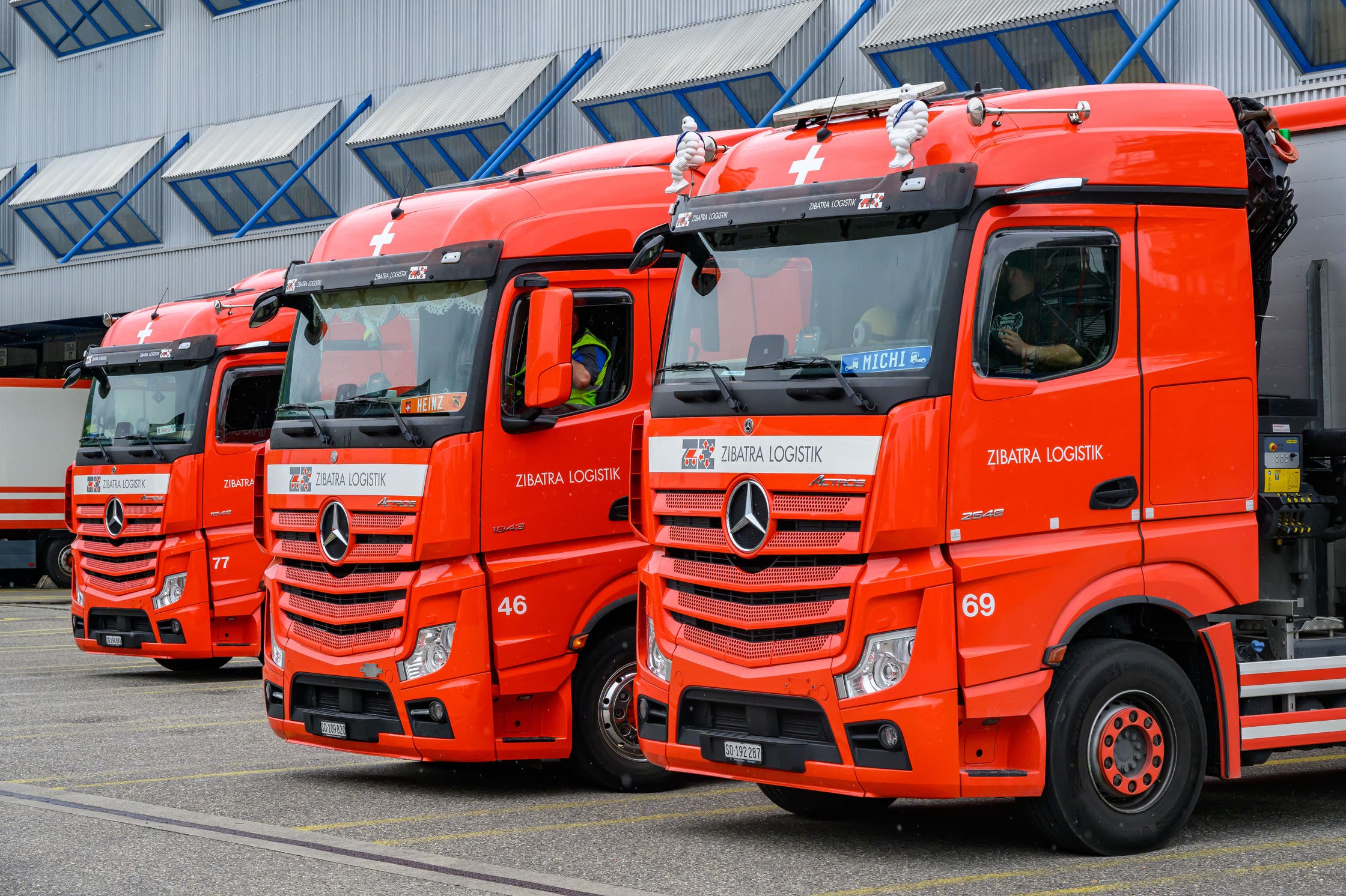 Mit Schweizerkreuz: die roten Lastwagen der Zibatra.