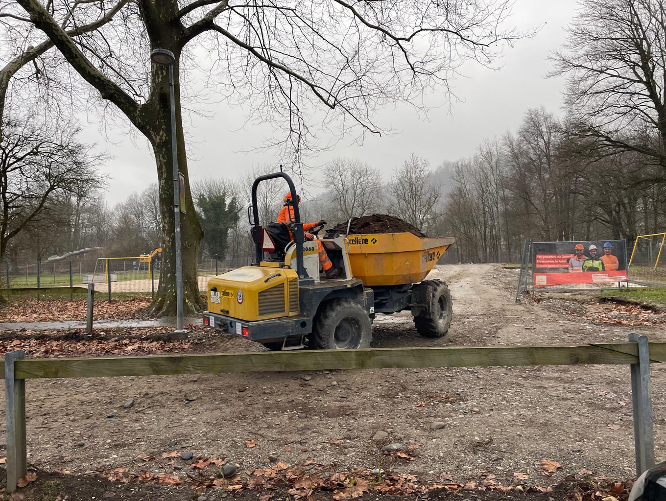 Bei Aushubarbeiten für eine neue Kanalisation wurden Schwermetalle im Boden der Badi gefunden.