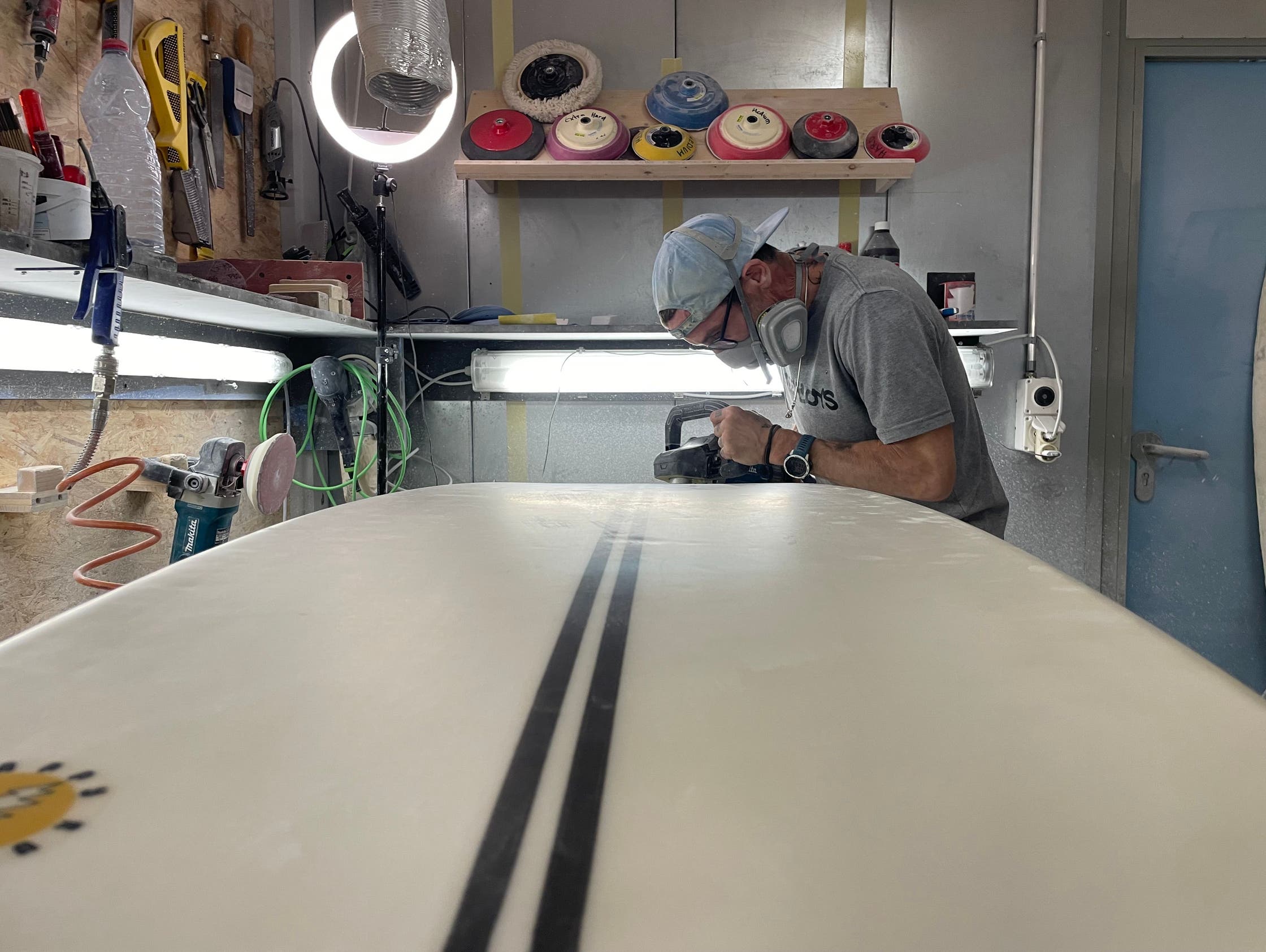 Claude Hächler ist der Swissdingdoc. Er repariert in Oberentfelden Surfbretter.