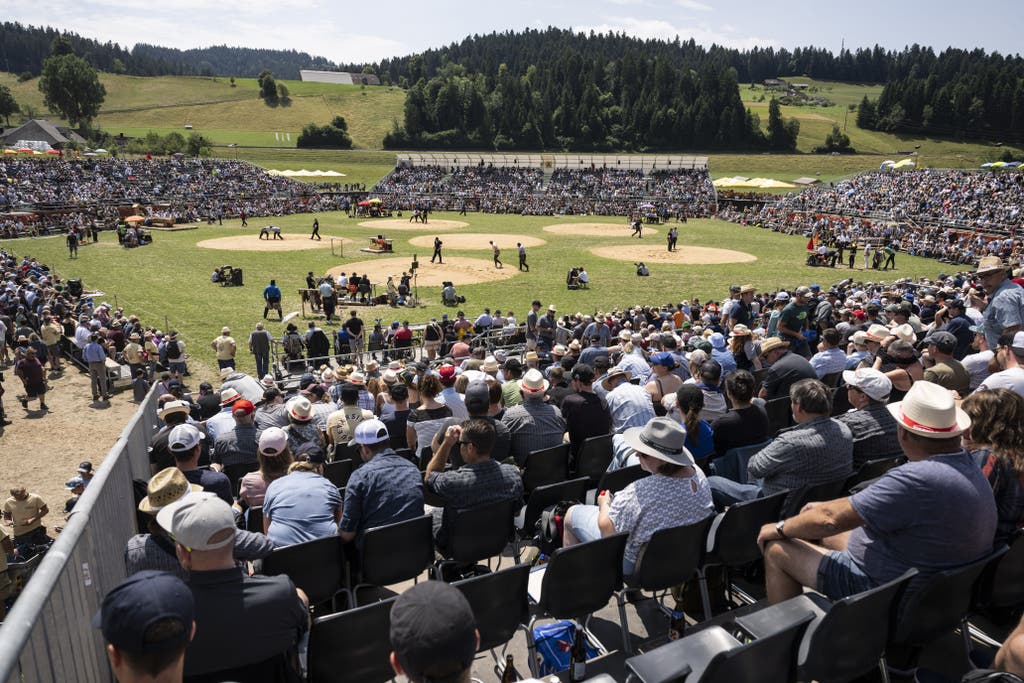 Um die 8000 Zuschauerinnen und Zuschauer verfolgen laut Vernastalter das Bernisch-Kantonale Schwingfest, am Sonntag, 13. Juli 2025 in Langnau. (KEYSTONE/Alessandro della Valle)