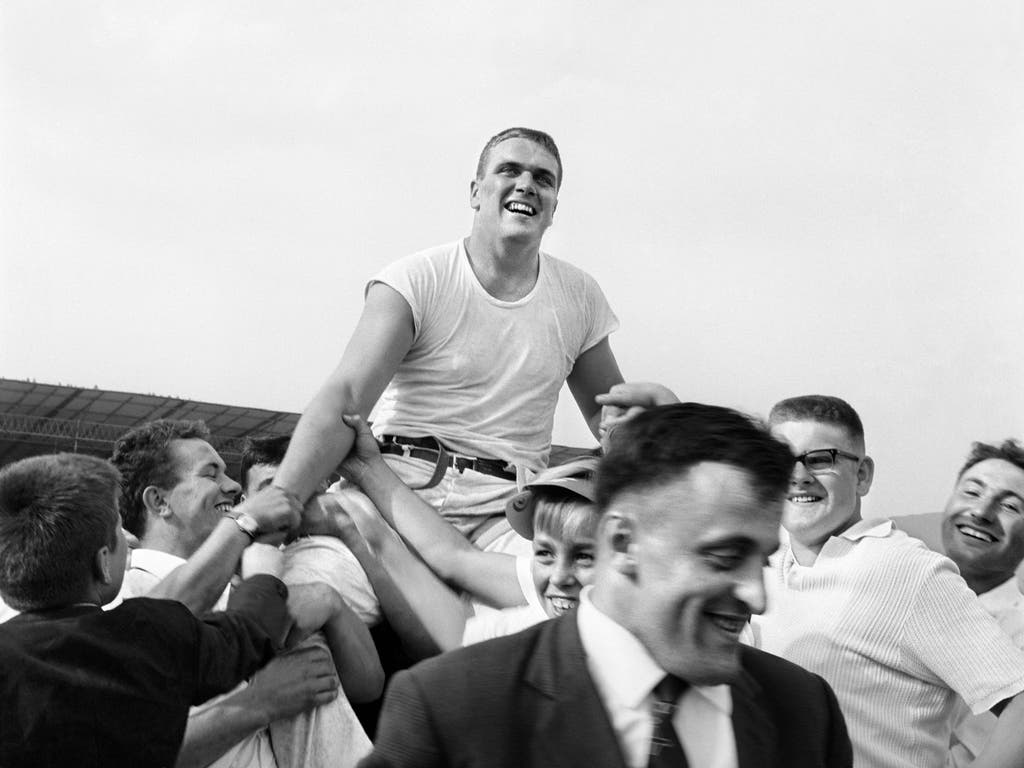 Karl Meli is carried on the shoulders of his colleagues after his victory at the Swiss Wrestling and Alpine Festival in Aarau, canton of Aargau, Switzerland, on August 16, 1964. (KEYSTONE/Str)

Karl Meli wird nach seinem Sieg am Eidgenoessischen Schwing- und Aelplerfest am 16. August 1964 in Aarau von seinen Kollegen auf den Schultern getragen. (KEYSTONE/Str)