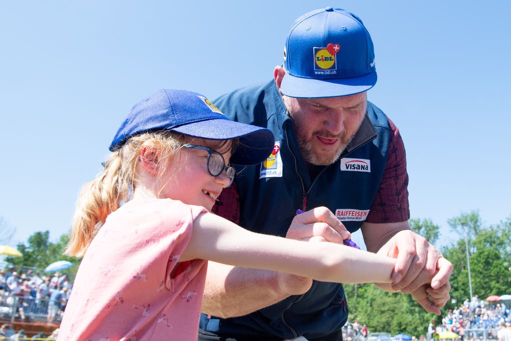 11.06.2023; Lyss; Schwingen - Seelaendisches Schwingfest;
Christian Stucki gibt ein Autogramm auf den Arm eines Maedchens 
(Claudio De Capitani/freshfocus)