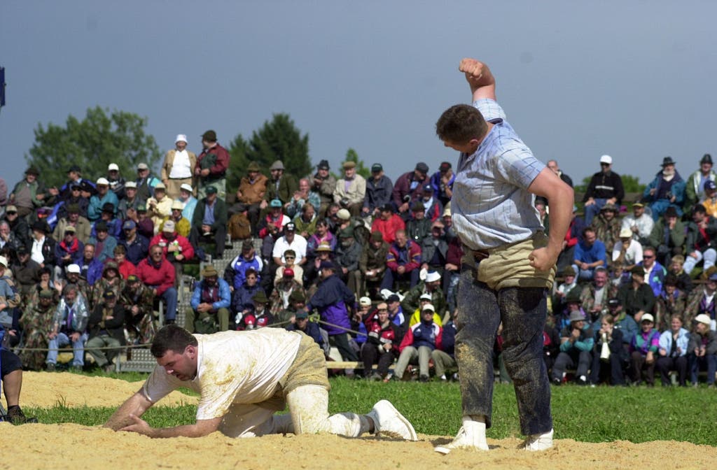 Sieger Bernisch Kantonales Schwingen Bueren a.A.
Joerg Abderhalden jubelt ueber seinen Finalsieg ueber Christian Dick
© Olivier Messerli   Pressefotograf   08.07.01



