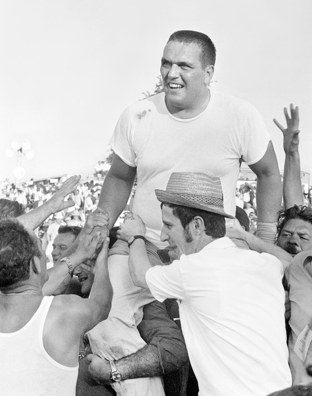Der Sieger des 9. Kilchberger Schwinget, in Kilchberg, Schweiz, Karl Meli, wird 1973 nach seinem Sieg von Zuschauern und Betreuern auf die Schultern gehoben. (KEYSTONE/Str)