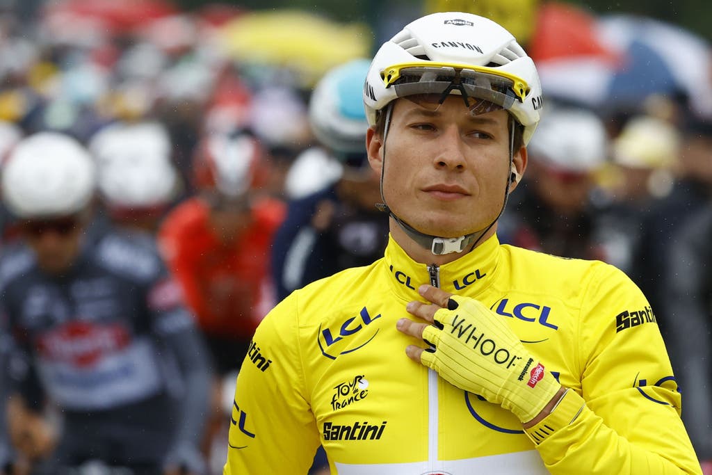 epa12219751 Belgian rider Jasper Philipsen of Alpecin - Deceuninck team waits for the start of the 2nd stage of the Tour de France cycling race over 209.1km from Lauwin-Planque to Boulogne-sur-Mer, France, 06 July 2025.  EPA/MARTIN DIVISEK