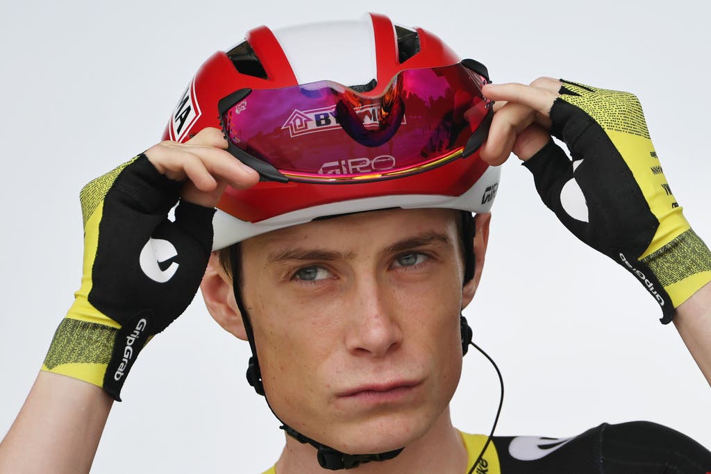 epa12217506 Danish rider Jonas Vingegaard of Team Visma-Lease a Bike stands during presentation before the 1st stage of the Tour de France cycling race over 184.9km in Lille Metropole, France, 05 July 2025.  EPA/CHRISTOPHE PETIT TESSON