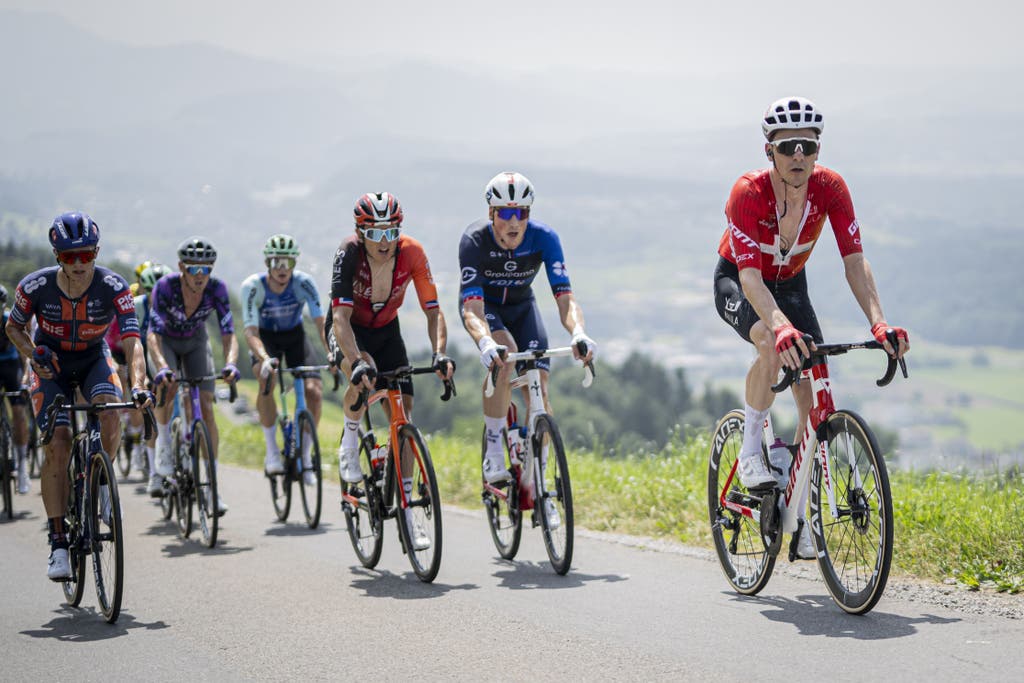 epa12177484 Mauro Schmid from Switzerland (R) of Team Jayco AlUla, Stefan Kueng from Switzerland of Groupama - FDJ, and Geraint Thomas from United Kingdom of INEOS Grenadiers in action during the first stage of the Tour de Suisse cycling race over 129.4km from Kuessnacht to Kuessnacht, Switzerland, 15 June 2025.  EPA/GIAN EHRENZELLER