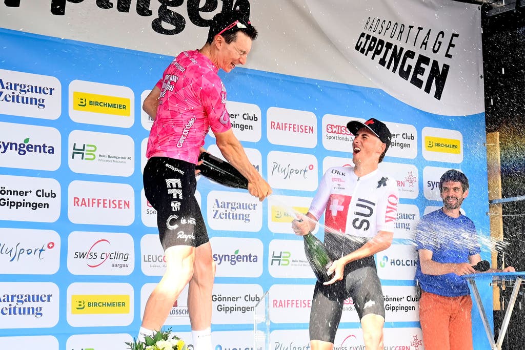 Gippingen, 13.06.2025. Radsport. GP Gippingen. Grosser Preis des Kantons Aargau. 
Sieger Neilson Powless (USA, links) und der einheimische Jan Christen bei der Champagnerdusche. 
Copyright: FOTO Wagner / Alexander Wagner