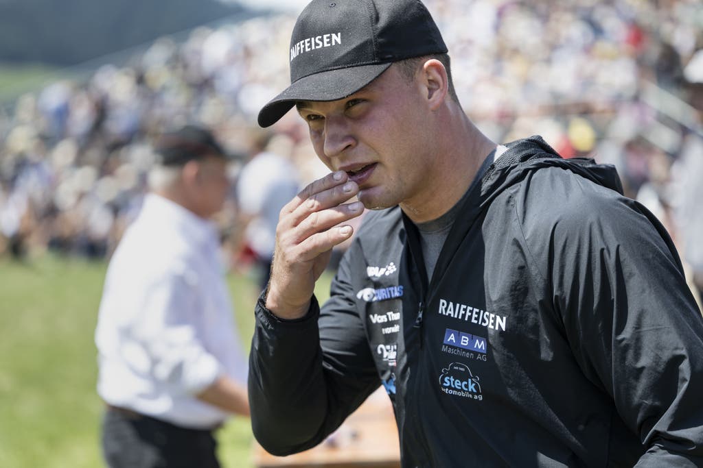 Michael Moser verlaesst den Schwingplatz nach seinem gewonnenen 4. Gang, am Bernisch-Kantonalen Schwingfest, am Sonntag, 13. Juli 2025 in Langnau. (KEYSTONE/Alessandro della Valle)